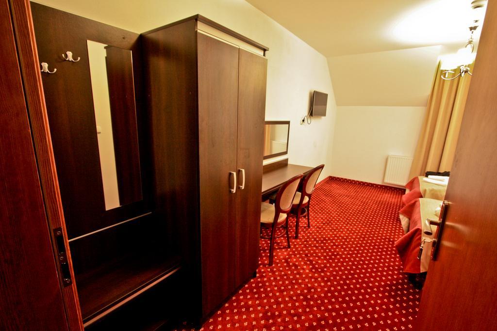 Hotel Milord Pułtusk Bagian luar foto