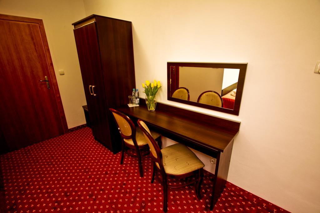 Hotel Milord Pułtusk Bagian luar foto
