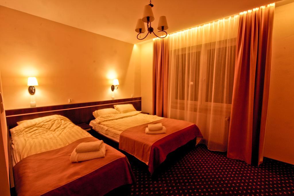 Hotel Milord Pułtusk Bagian luar foto