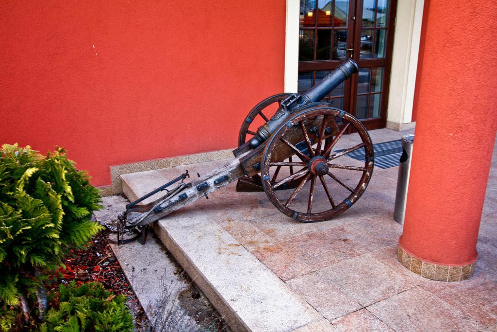 Hotel Milord Pułtusk Bagian luar foto