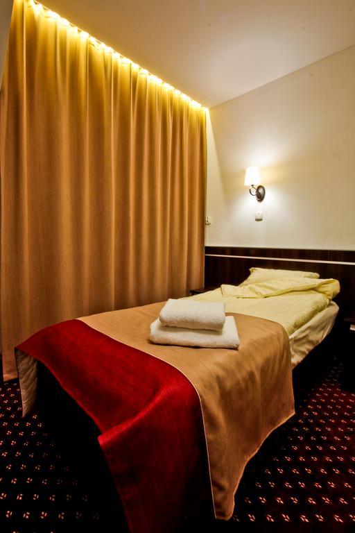 Hotel Milord Pułtusk Bagian luar foto