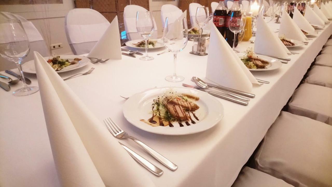 Hotel Milord Pułtusk Bagian luar foto
